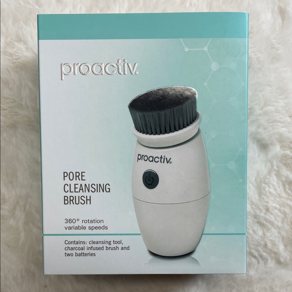 Proactiv Gray and White Pore Cleansing Brush - Picture 1 of 2